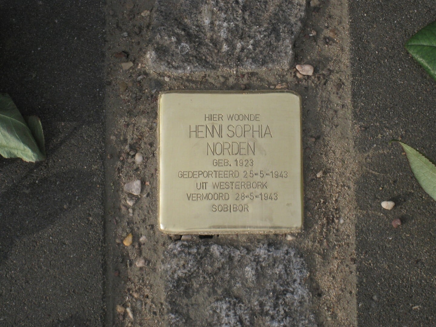 Een herdenkingssteentje voor Henny Norden aan de Kerkewijk 152.