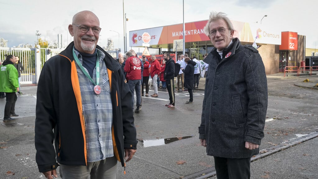 Kees van der Hel en Joop Keesmaat bij het wekelijkse protest.