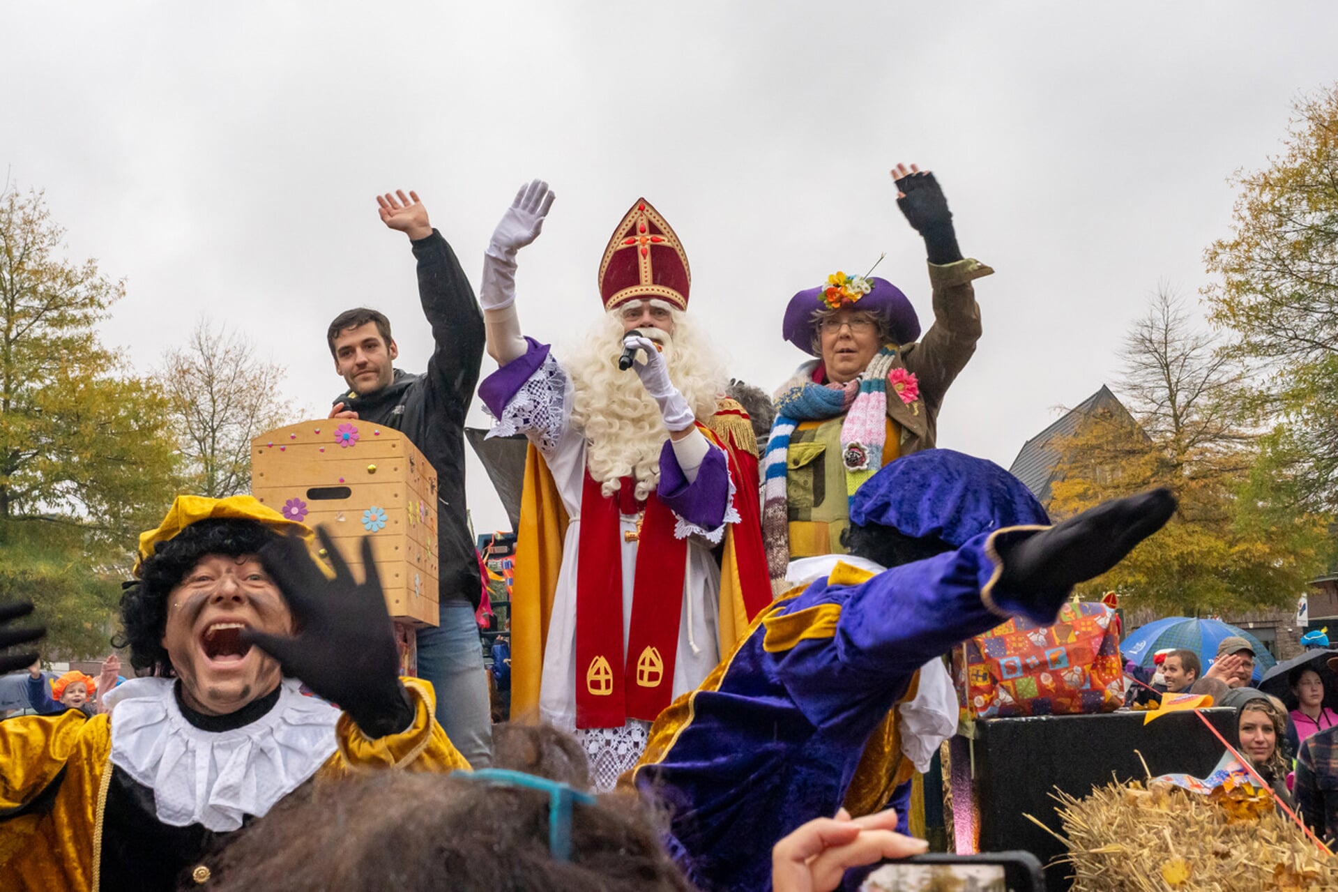 Het was een kletsnatte intocht van Sinterklaas in Ermelo.