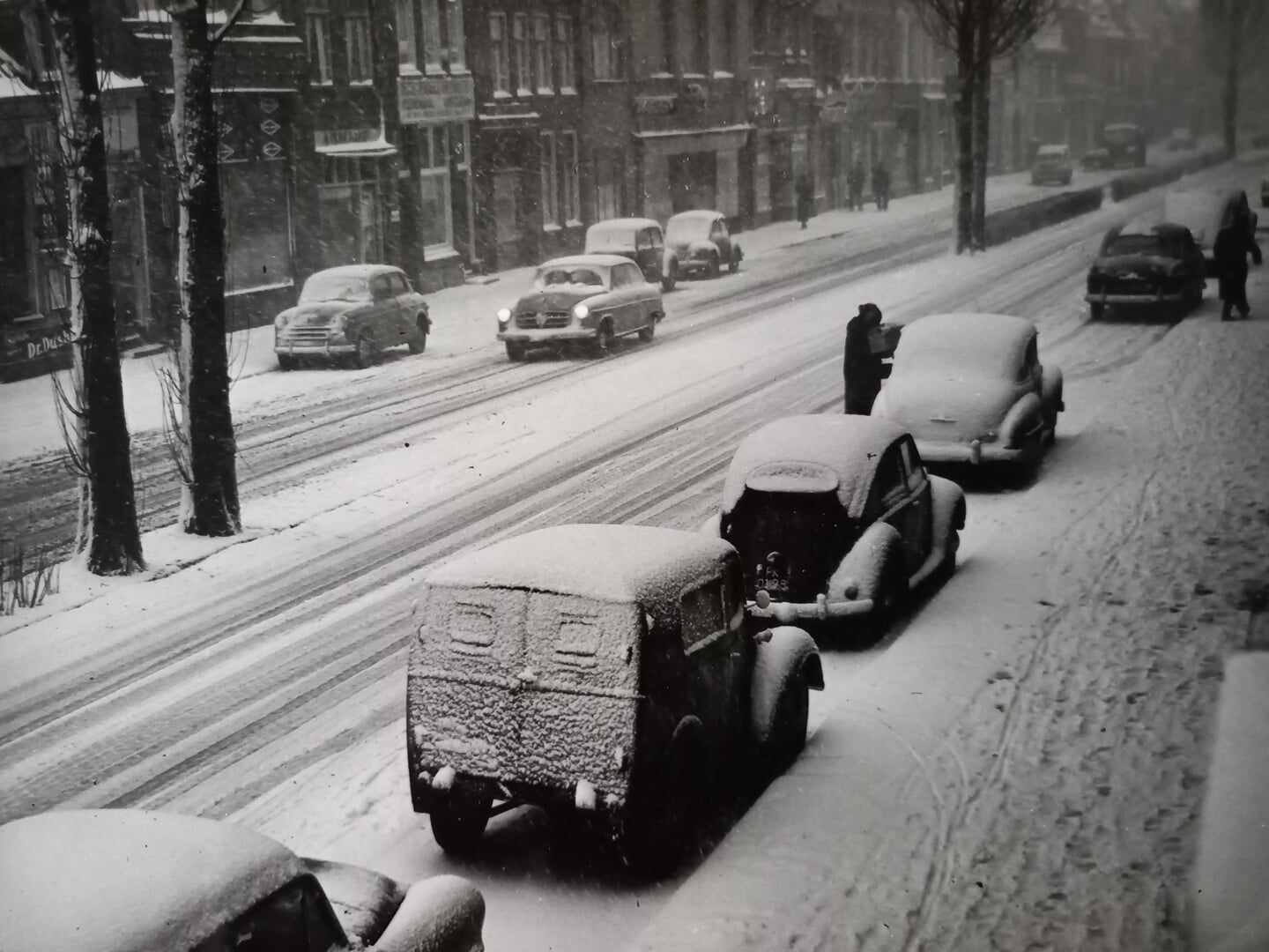 Een sfeervolle Hoofdstraat in de sneeuw, 1954.