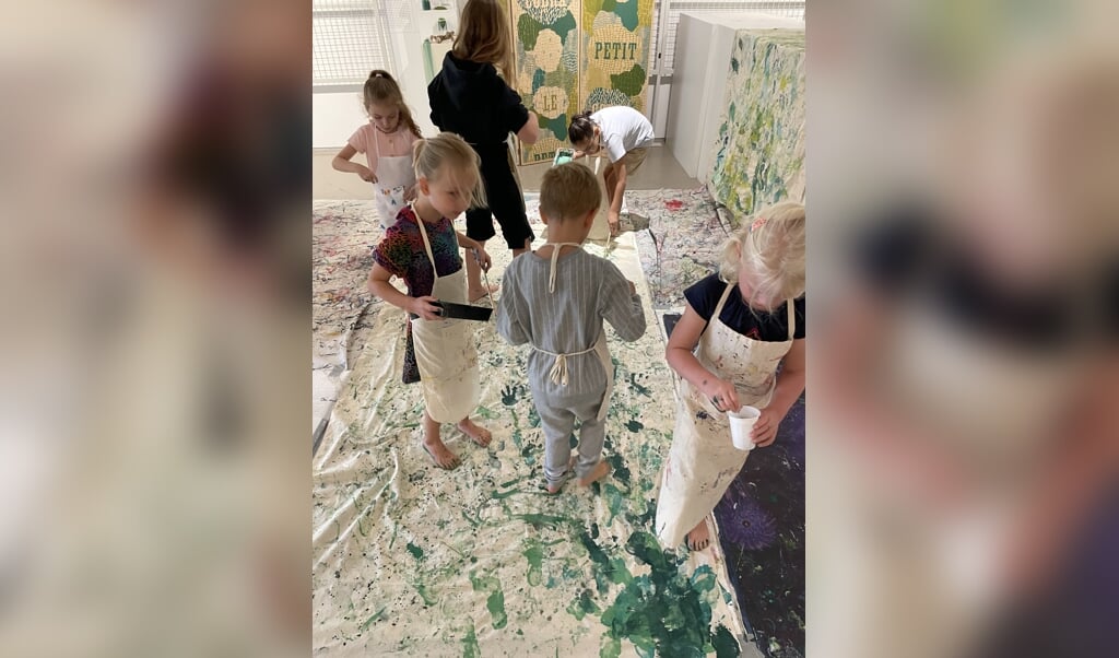 Kinderen bezing met het maken van het kunstwerk in het Cobra Museum.