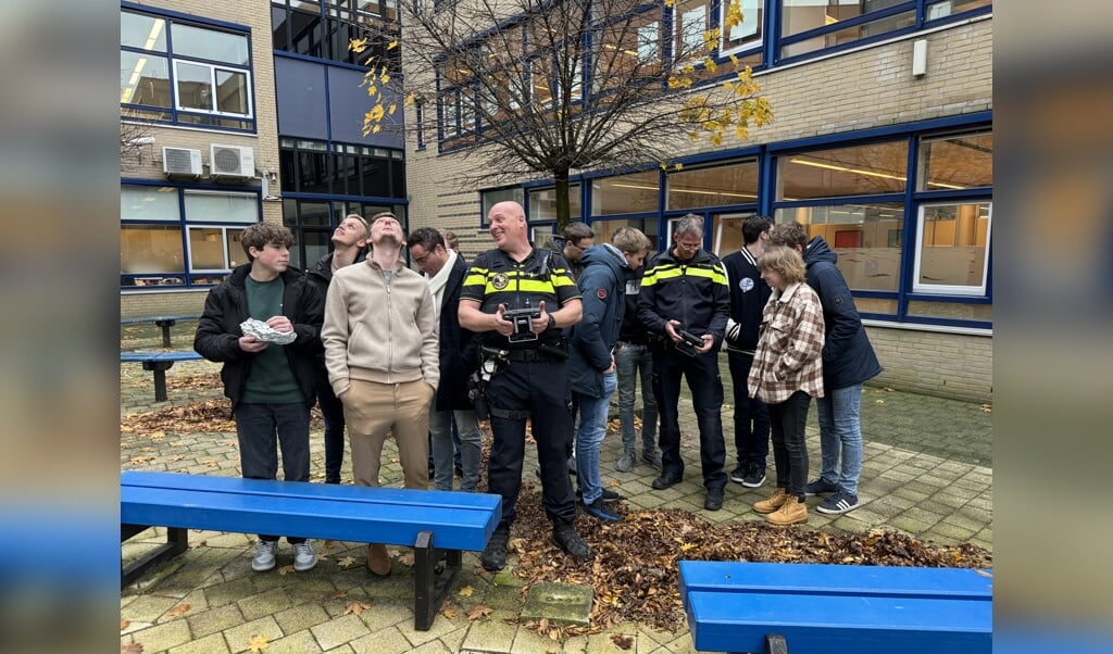 Politie Geeft Drone Les Aan Studenten Landstede MBO In Harderwijk: ‘Dit ...