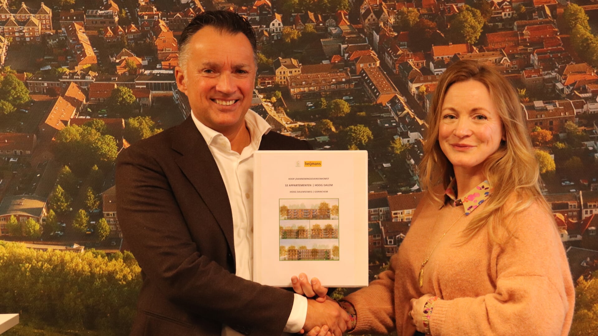 Marije Buursink, directeur-bestuurder van Poort6, beklonk de koop van 32 appartementen van Heijmans Vastgoed samen met Stef Jaske, directeur bij Heijmans Vastgoed.