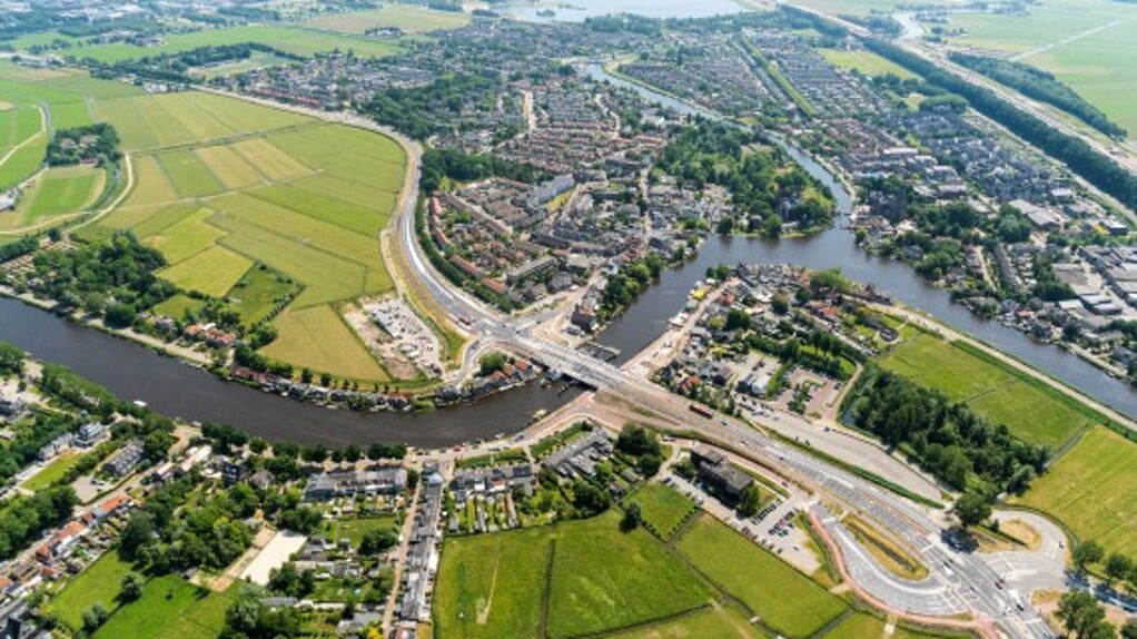 De brug over de Amstel bij Ouderkerk gezien vanuit de lucht.