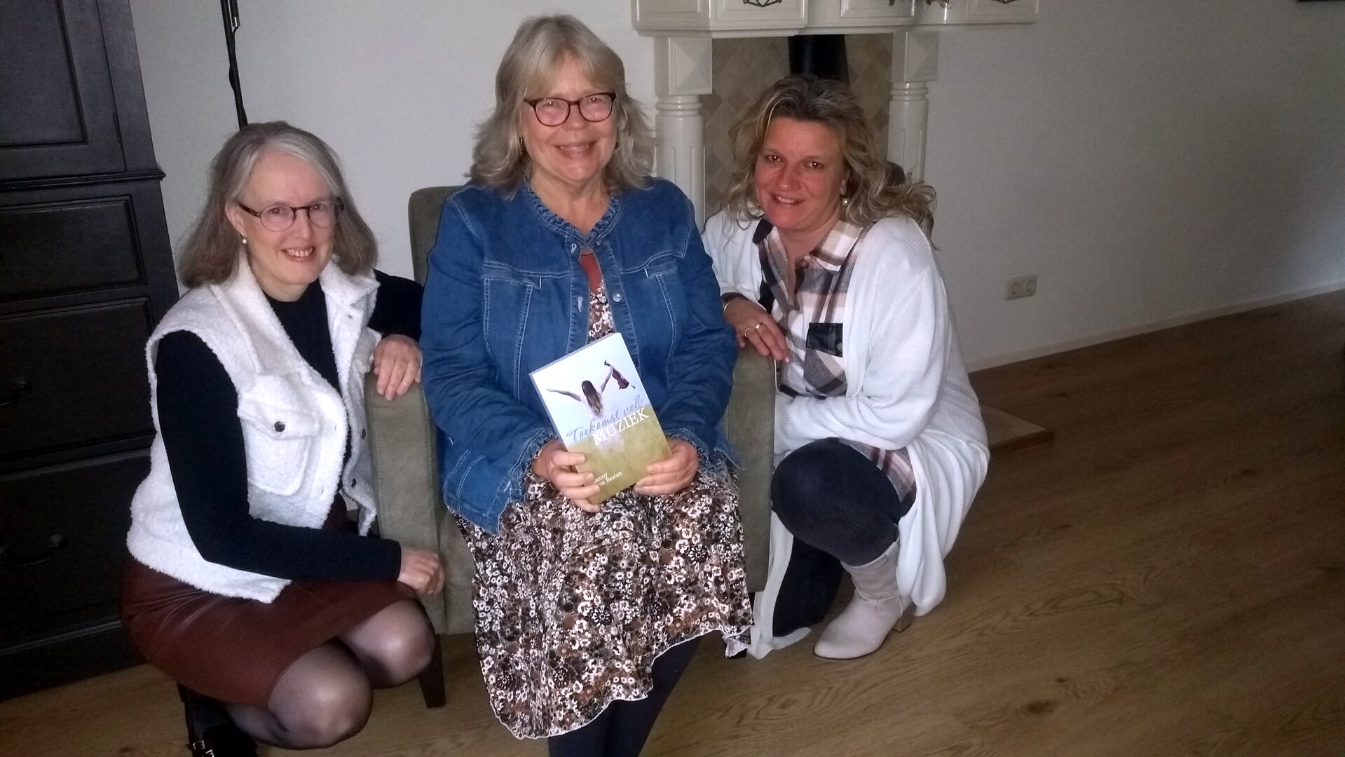 Janny den Besten met Tineke van Barneveld (links) en Annie van der Waal met haar nieuwste boek 'Toekomst vol muziek'