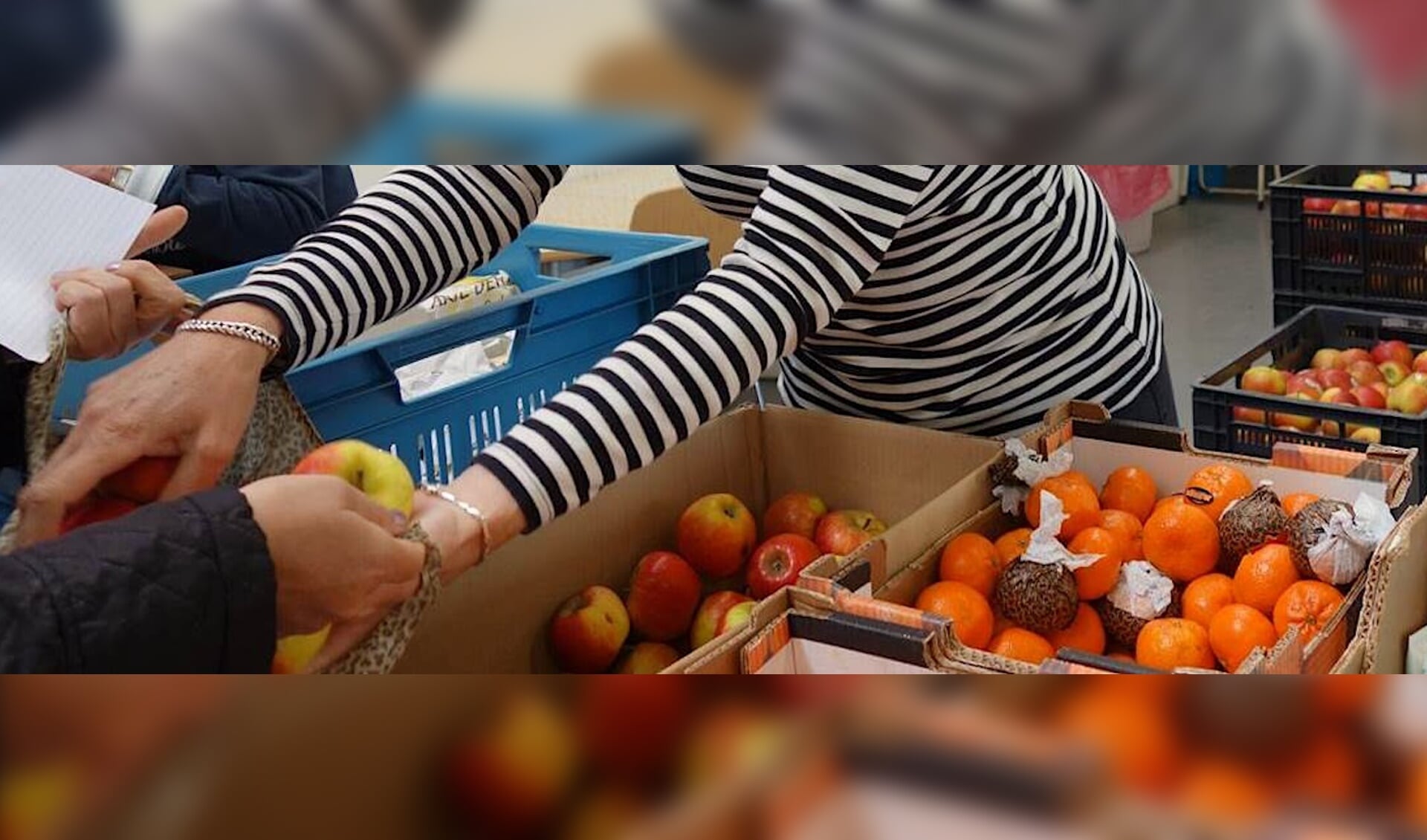 Uitgifte van fruit bij de Voedselbank