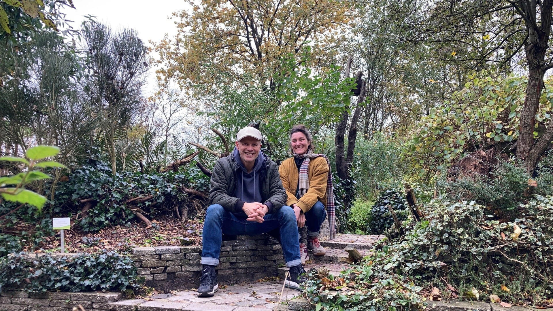 Eric van der Heijden en Kylie Verkaart in de Reliëftuin met inheemse planten van De Groene Inval.