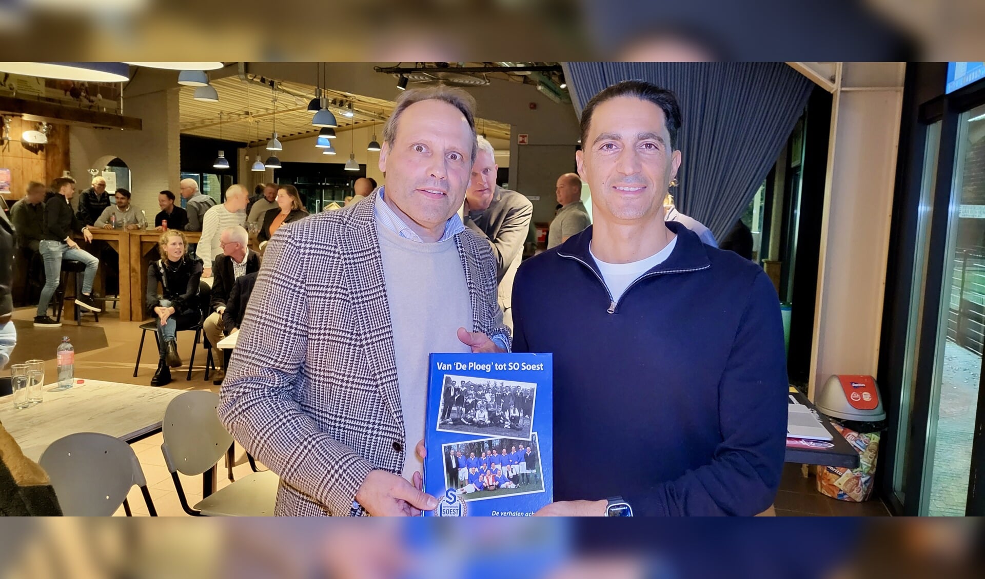 Serdar Gözübüyük (rechts) met Frank Lenarduzzi, voorzitter sponsorcommissie SO Soest
