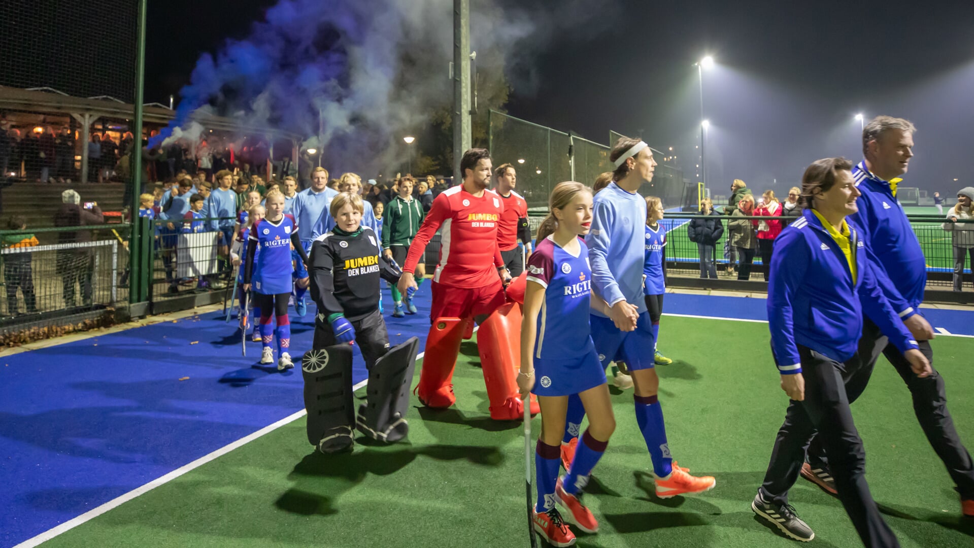 Veel sfeer voor en tijdens de bekerwedstrijd BMHV-Alkmaar. Hier betreden de teams het veld onder paarse rookpluimen. 