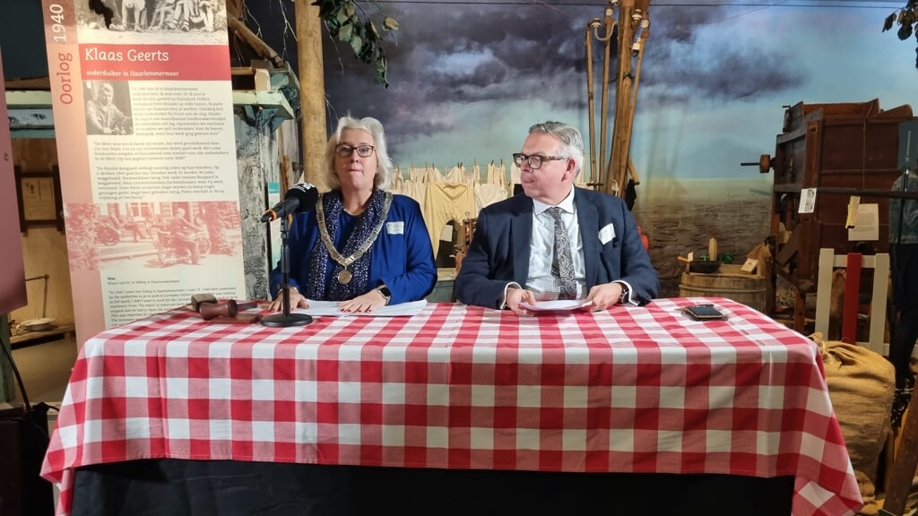 Burgemeester Marianne Schuurmans en John van der Rhee, griffier gemeente Haarlemmermeer.