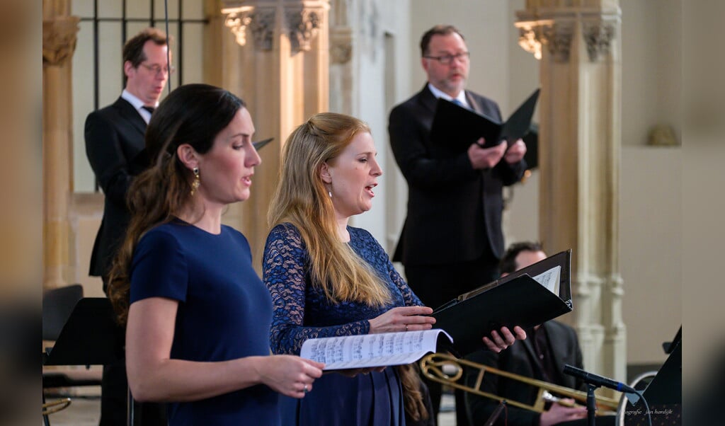 Beluister het Ars Musica Kamerkoor samen met harpiste Annemieke IJzerman met Brittens 'A Ceremony of Carols'.