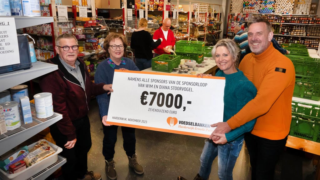 Trots overhandigden Wim en Diana Stormvogel hun cheque aan de Voedselbank.