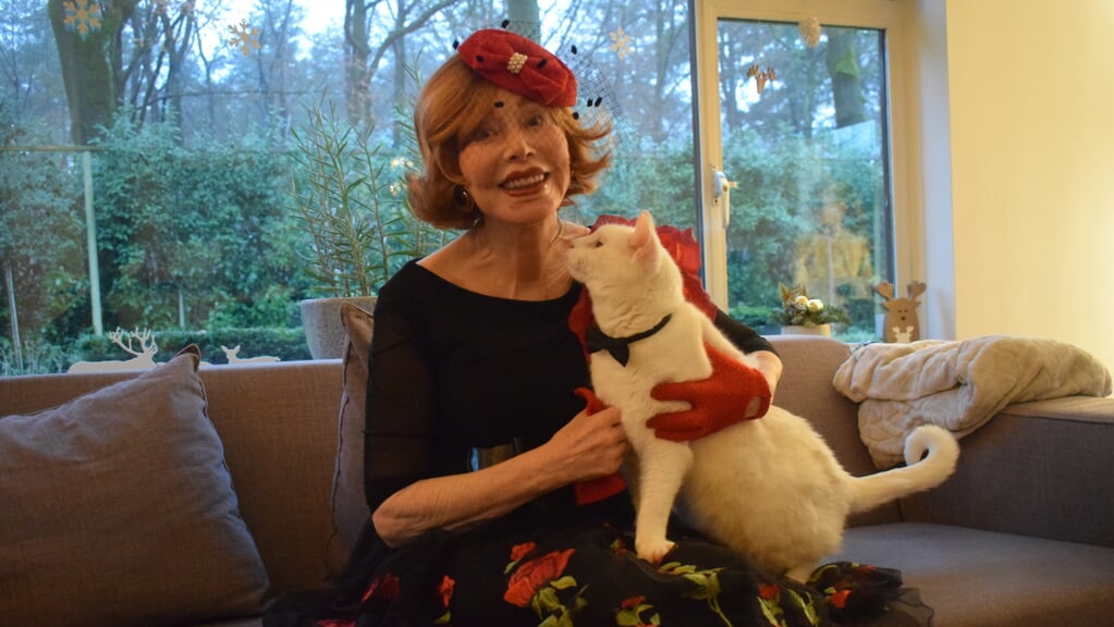 Marijke Helwegen, hier met kat Newton, is vandaag 75 jaar geworden.