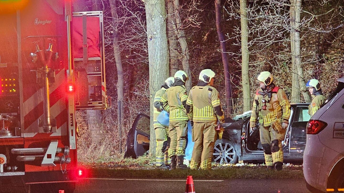 Brandweer Bevrijdt Bestuurder Uit Auto Na Ernstig Ongeval Op Cuneraweg ...