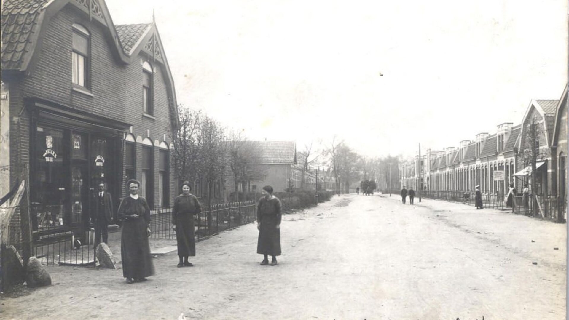 De Leusderweg was in 1918 nog slechts een breed zandpad met kalkzandstenen arbeidershuizen.   