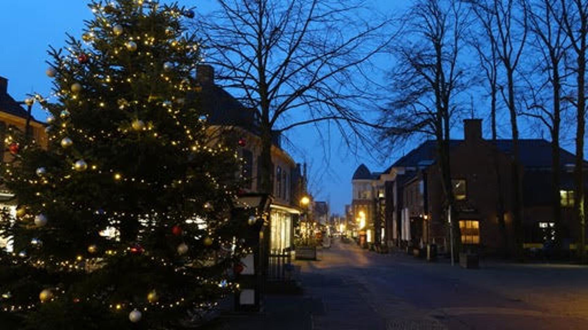 Kerstboom in centrum van Putten staat weer op zijn plek De Puttenaer