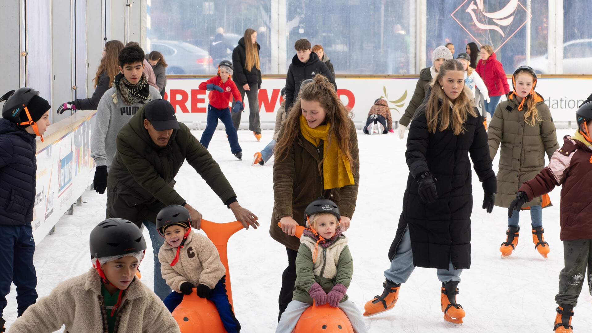 De schaatsen kunnen uit het vet, bij IJs in Ermelo is het volop winterpret.