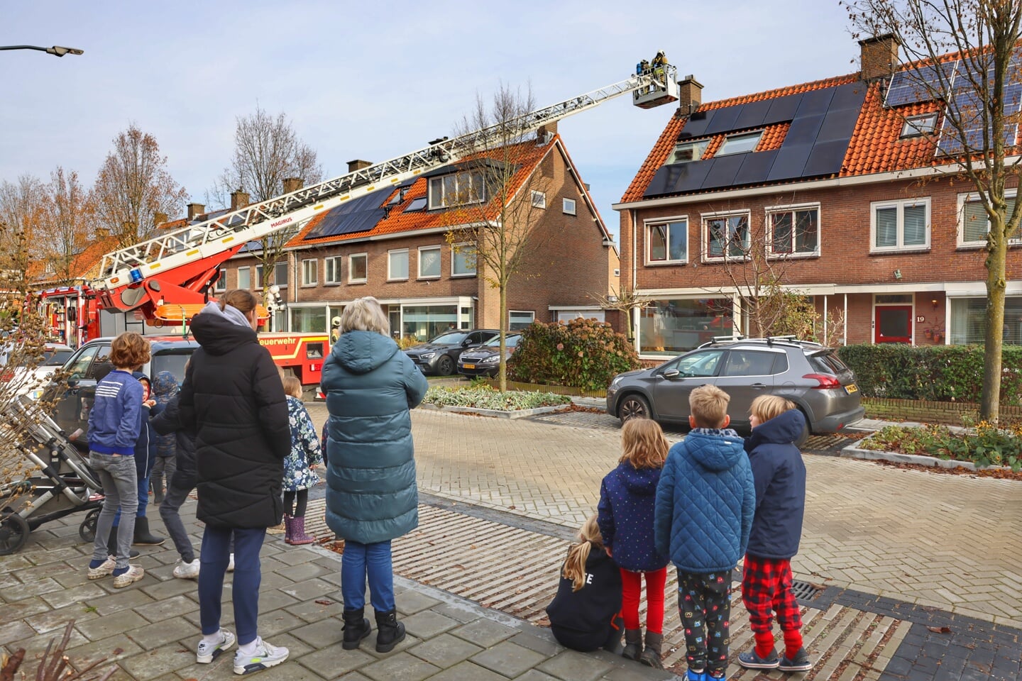 De inzet van de brandweer in de Ds Pasmastraat trok veel bekijks van buurtbewoners.