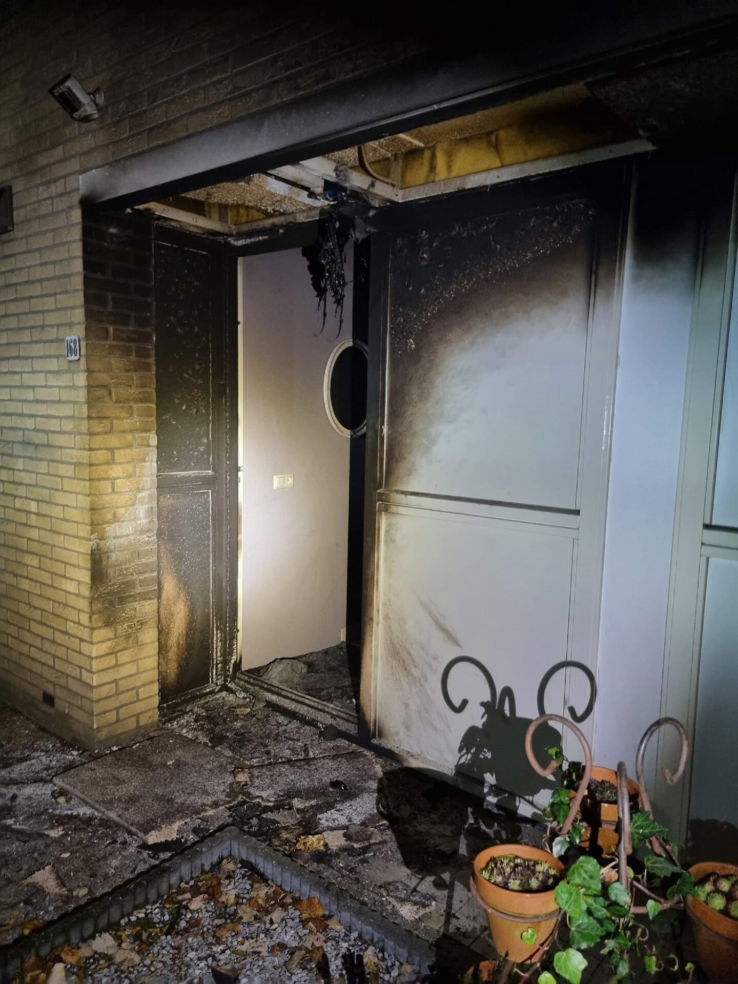 Er is forse schade aan het portaal en de voordeur ontstaan. Daarnaast is er ook brandschade in de hal en is er ook rookschade in de woning. 