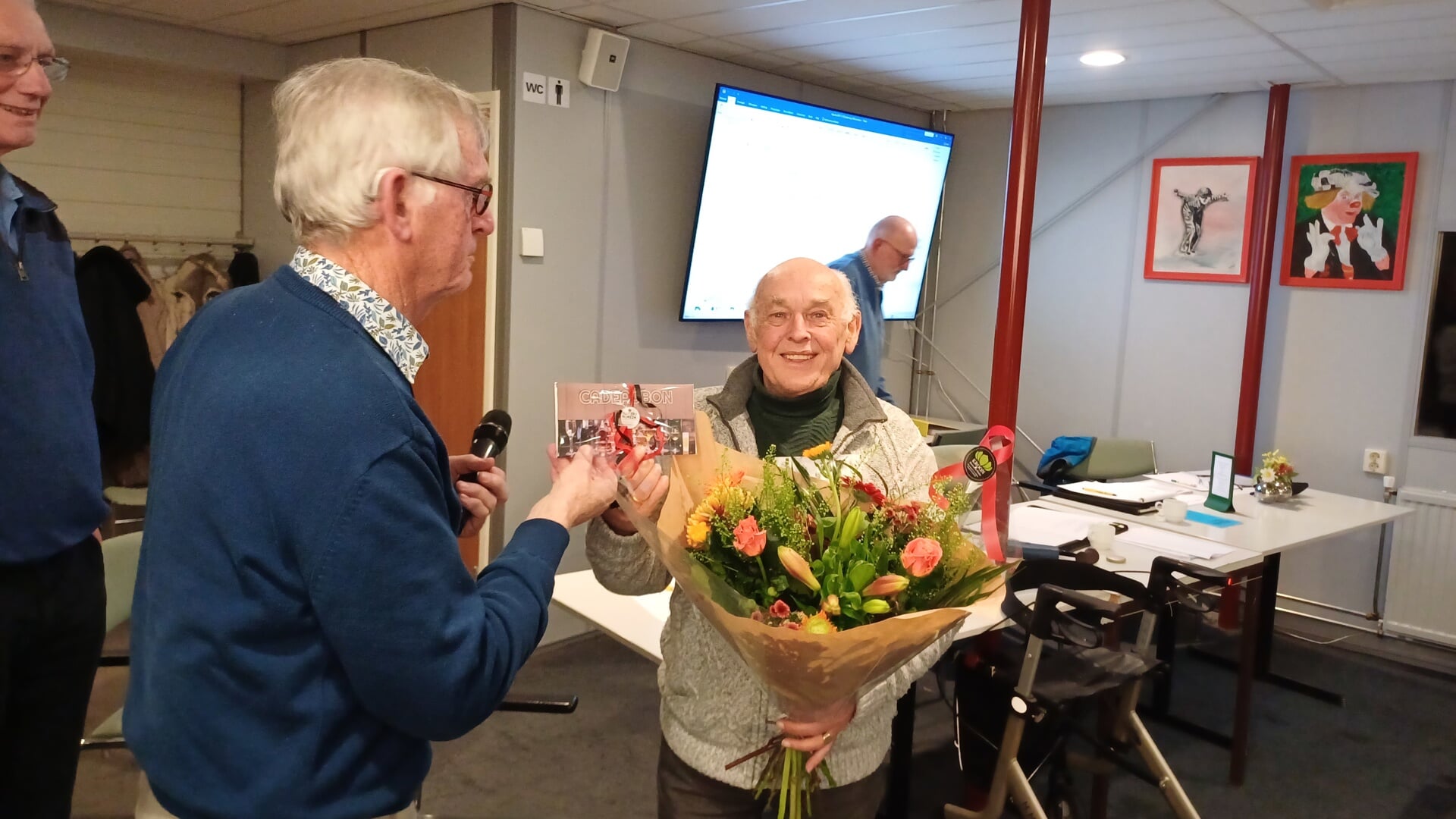 Voorzitter Cor Molenaar neemt afscheid van Henk van den Brink.