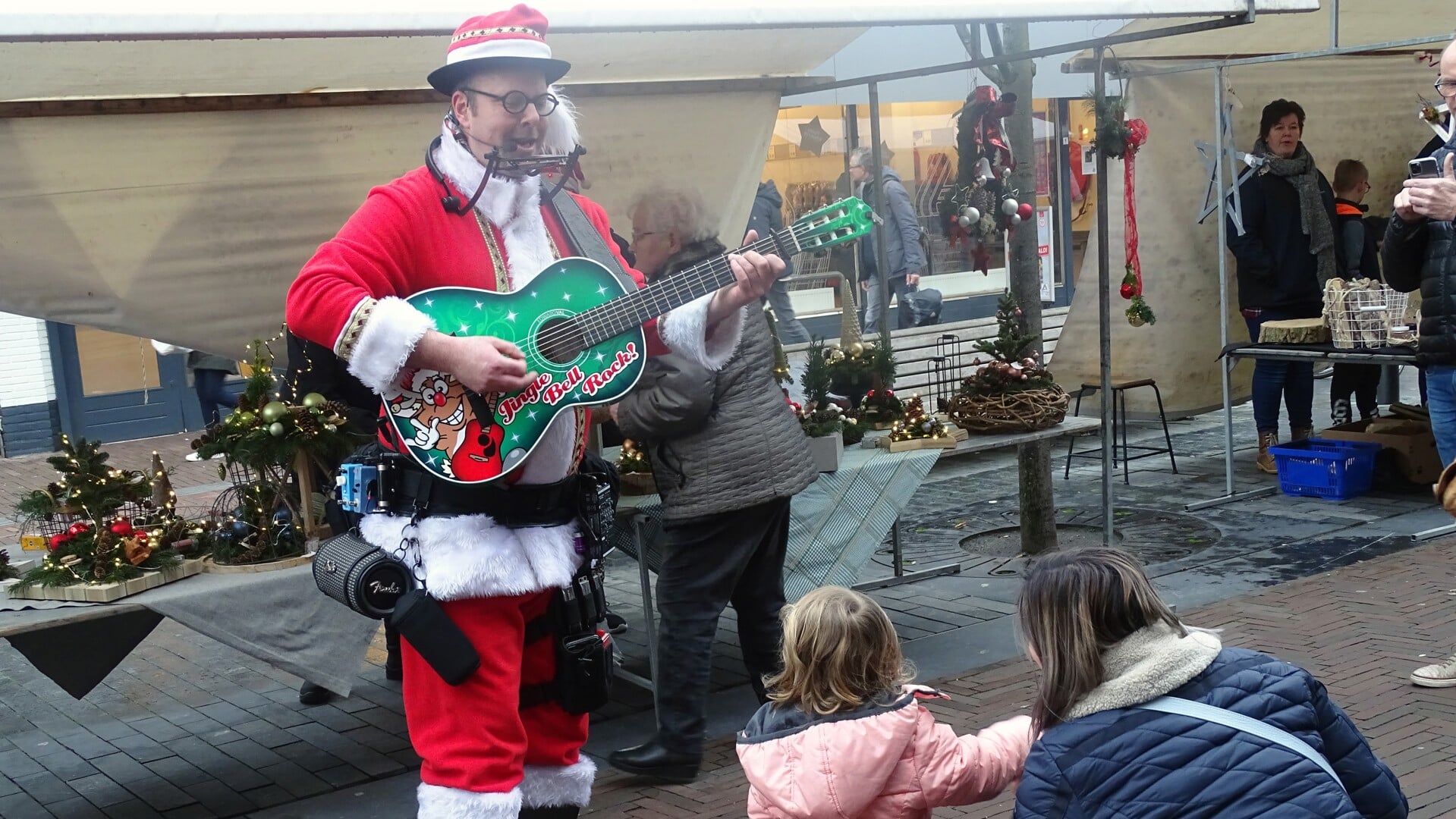 Kerstsfeer opsnuiven op Veluwse Kerstmarkt Ermelo met kramen, optredens