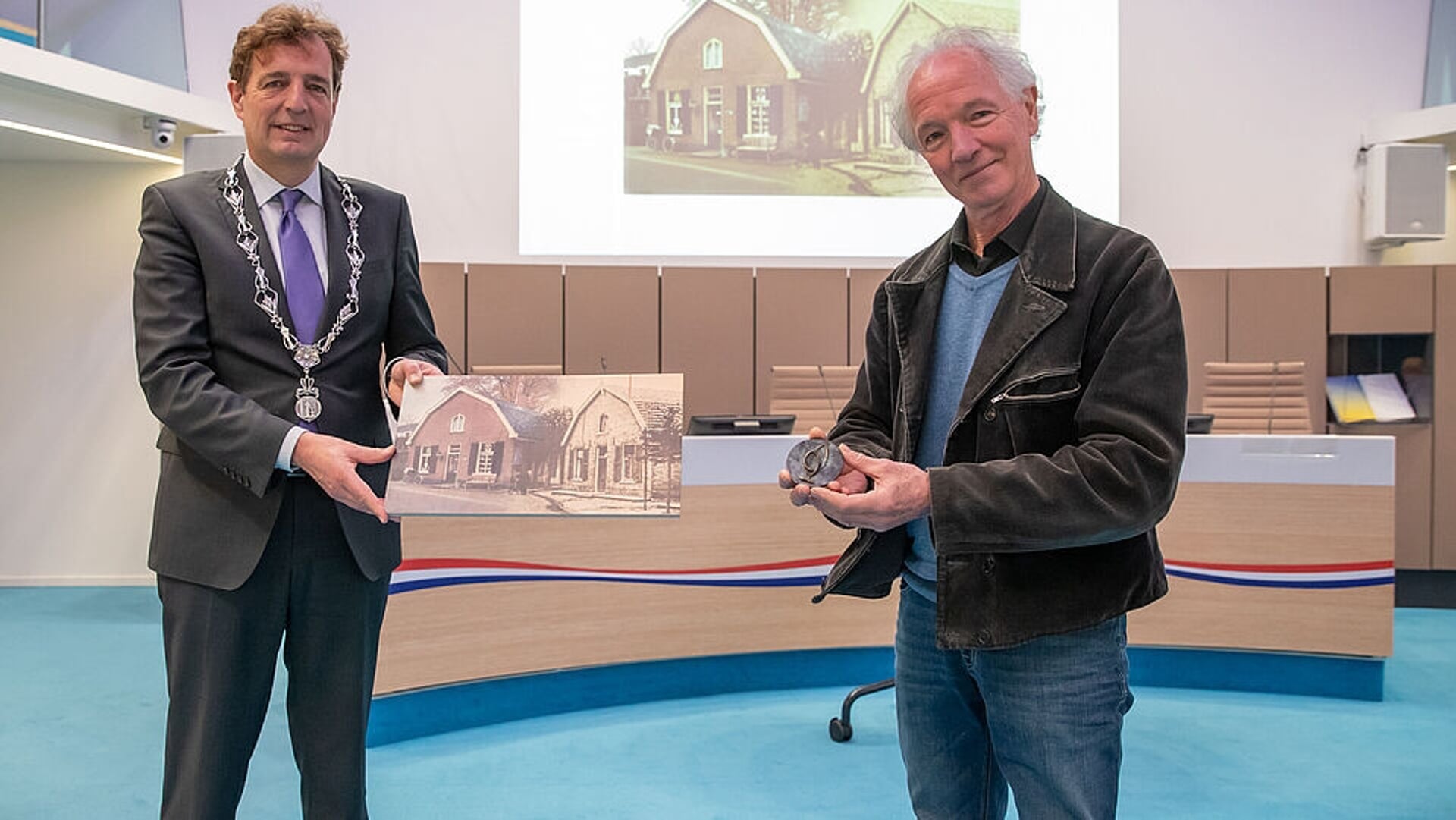 Pierre Ronden (rechts) ontving in november 2020 de Edese medaille van verdienste uit handen van burgemeester René Verhulst.