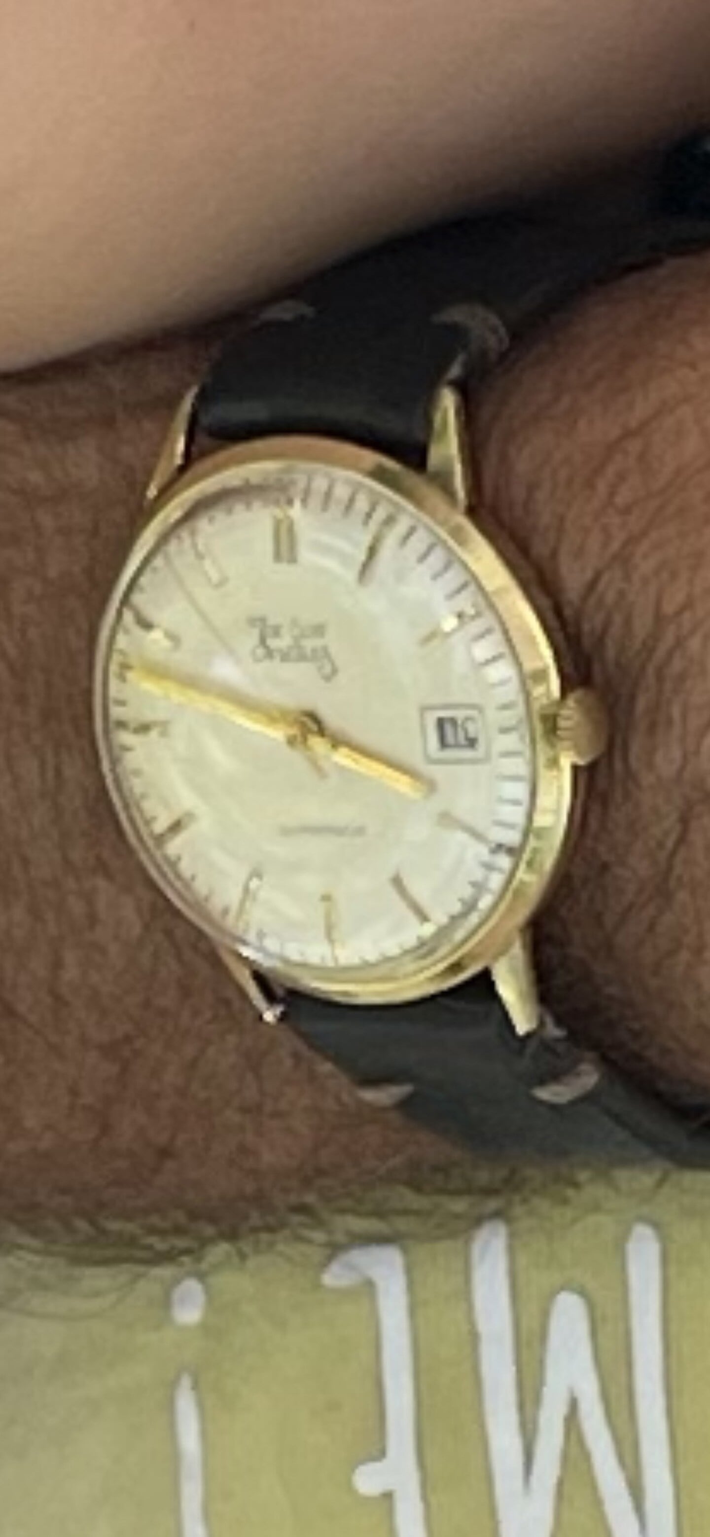 Het verloren horloge met het laatste horlogebandje dat erom zat.