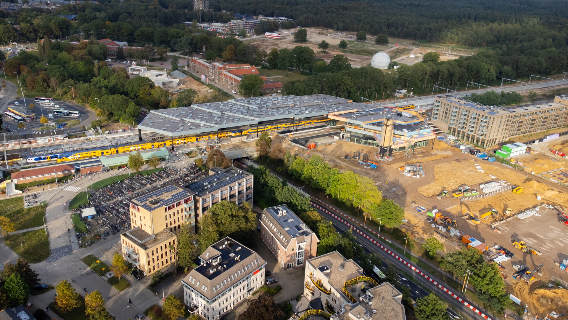 Archieffoto van het nieuwe station Ede-Wageningen vanuit de lucht in aanbouw (september 2023).