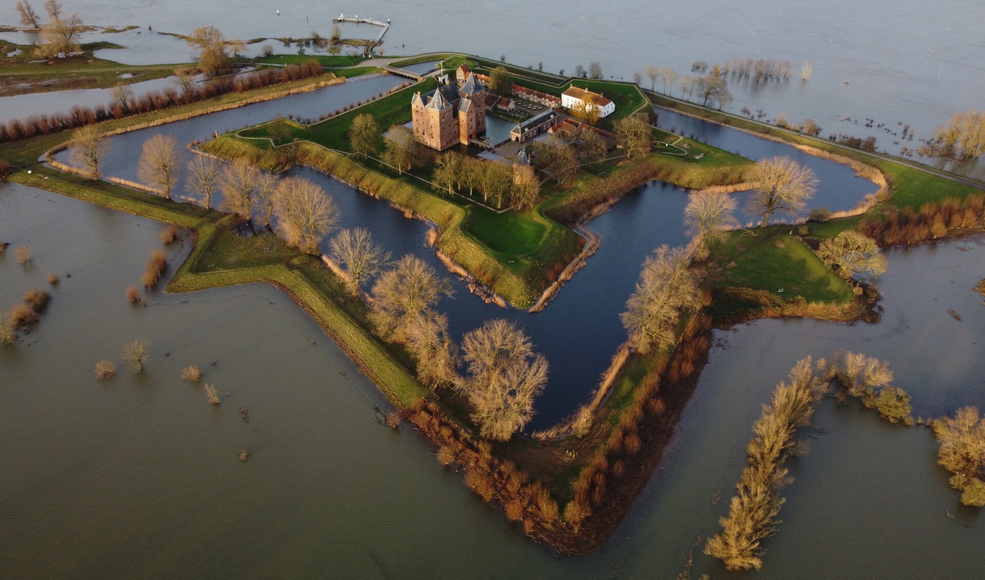 Hoogwater Bij Slot Loevestein Destadgorinchem Nl Nieuws Uit De Regio Gorinchem