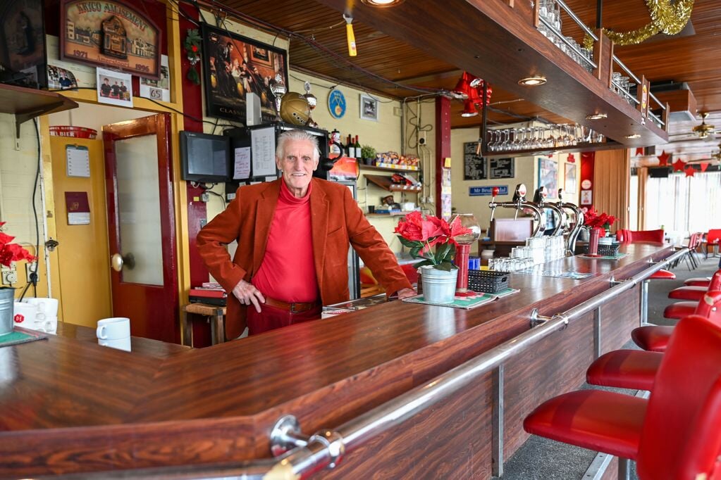 Rinus Valk op zijn vertrouwde plek, in restaurant Beukendal waar hij met zijn collega's meer dan vijftig jaar voor gezelligheid zorgde.