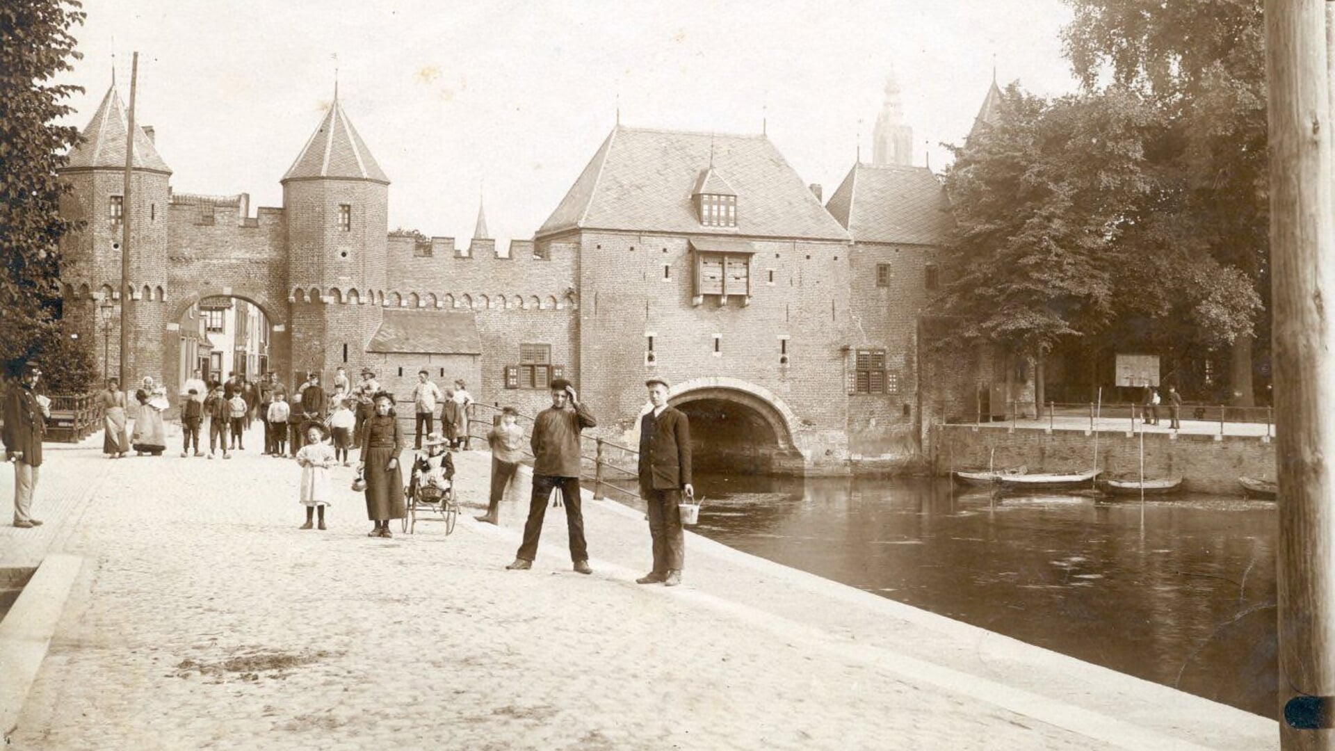 De Koppelpoort was nog maar net gereed of Amersfoort stond in 1427 meteen voor een grote uitdaging.