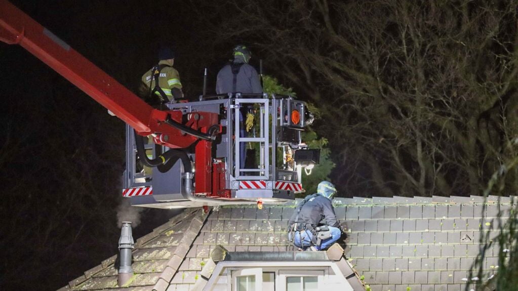 Hombre confundido en el tejado de una casa en Voorthuizen – Barneveldse Krant
