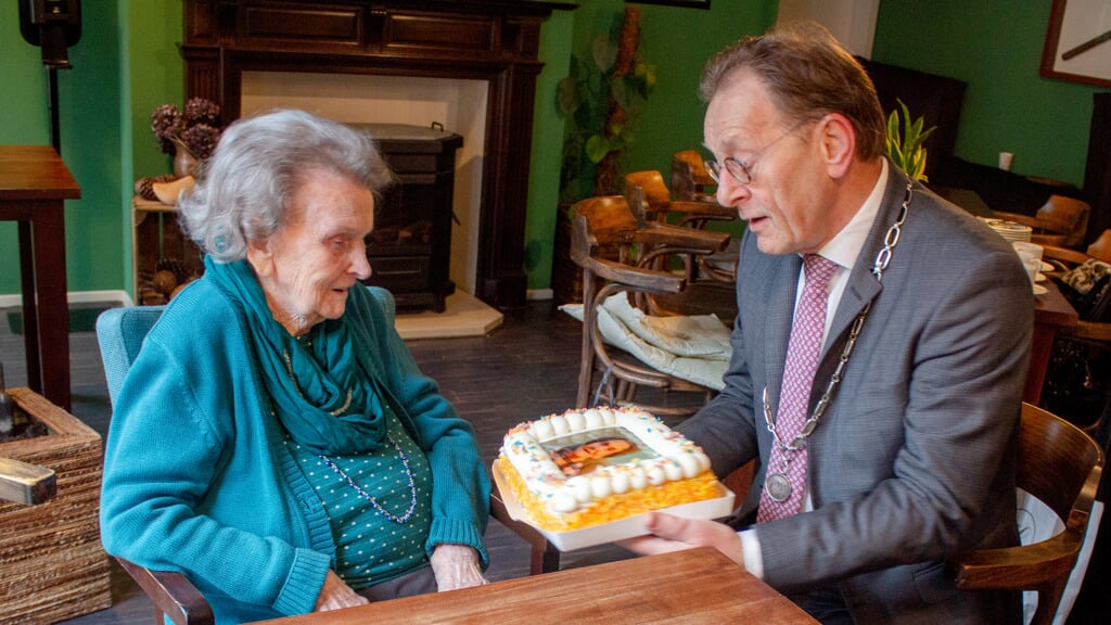 Mevrouw Galesloot geniet van het bezoek van de burgemeester en natuurlijk is op deze verjaardag extra aandacht voor de taart.