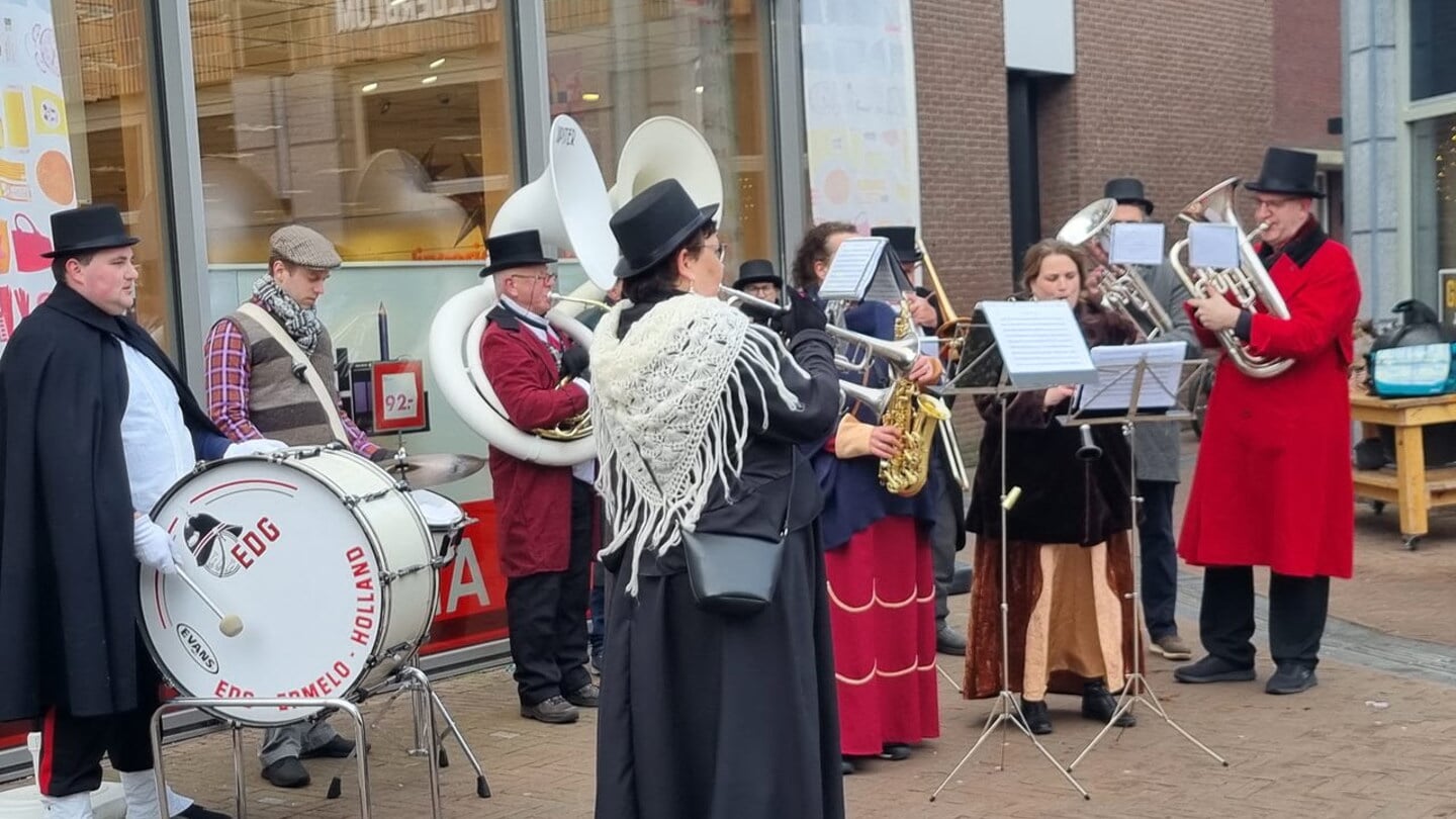 Kerstsfeer opsnuiven op Veluwse Kerstmarkt Ermelo met kramen, optredens