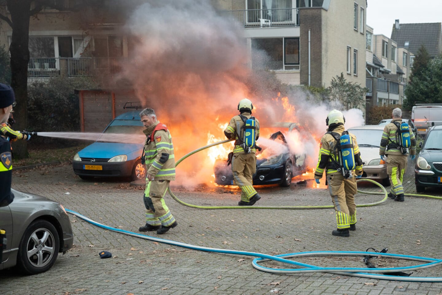 Drie auto's zwaar beschadigd na brand in Baarn. 