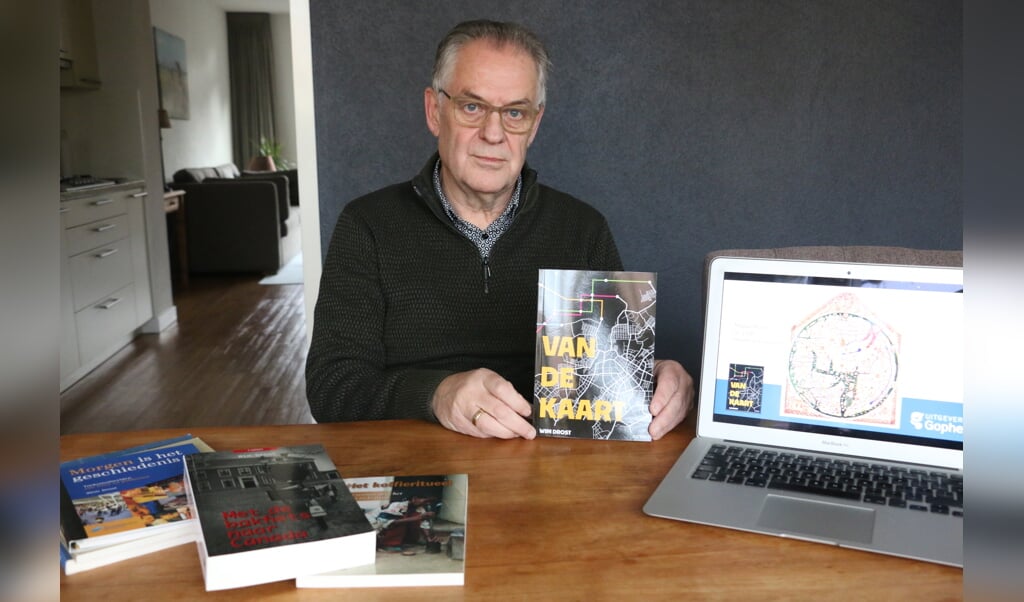 Wim Drost toont zijn nieuwe roman: 'Van de Kaart'.