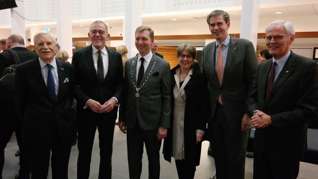 Het echtpaar Kats (midden) met van links naar rechts de oud-burgemeesters Spros, Zoon, Kolff en Elzenga in 2019.