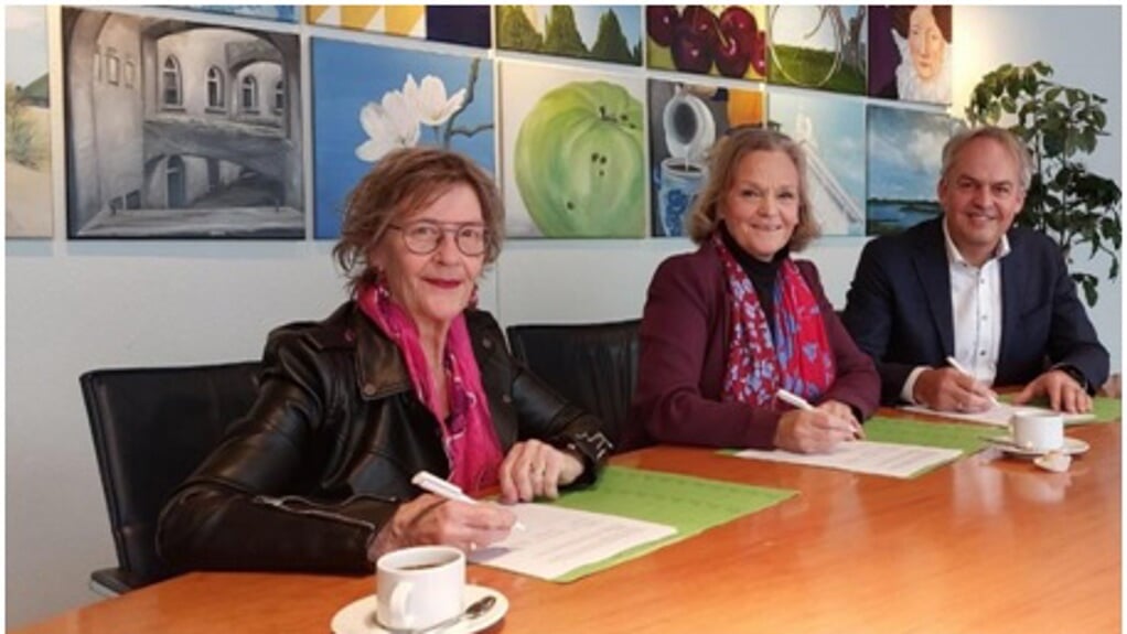 Van links naar rechts: Monique van der Hoek (Huurdersbelangenvereniging Krommerijn), wethouder Rosa Molenaar (gemeente Houten) en Matthijs Aalders (Woonin) 
