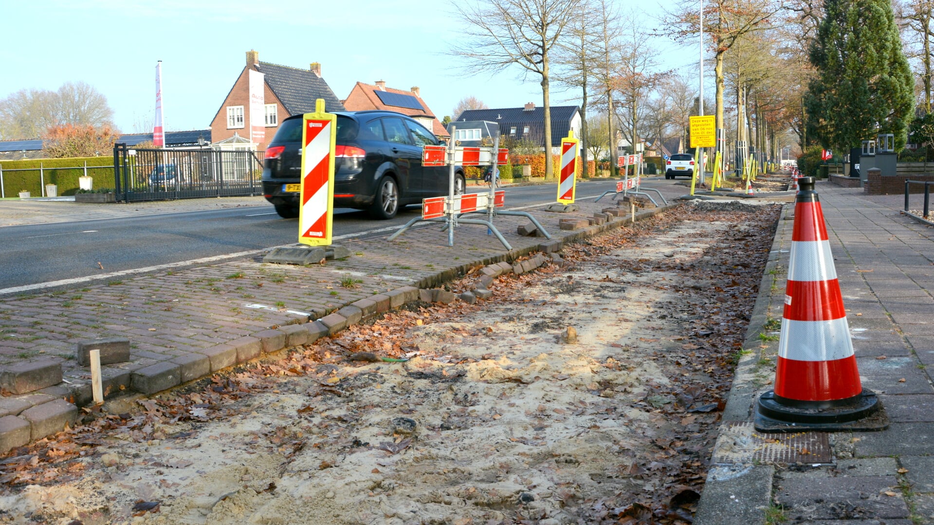 De werkzaamheden aan het fietspad langs de Baron van Nagellstraat in Voorthuizen lopen flink uit.