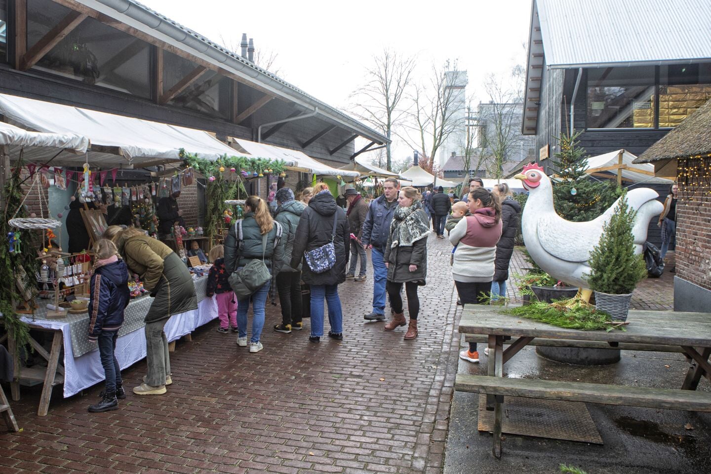 Regenachtige, maar sfeervolle kerstmarkt Het Schaffelaar Erf