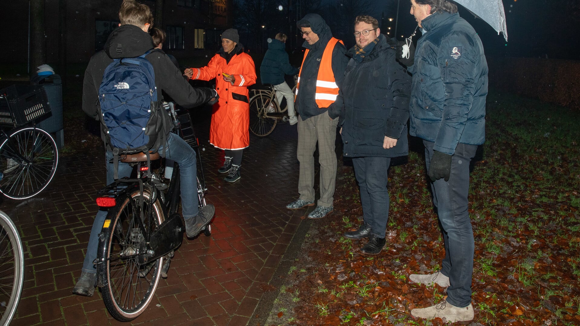 Mark Eijbaard en Hugo Prakke zagen dat 180 leerlingen een gele kaart kregen voor defecte fietsverlichting.