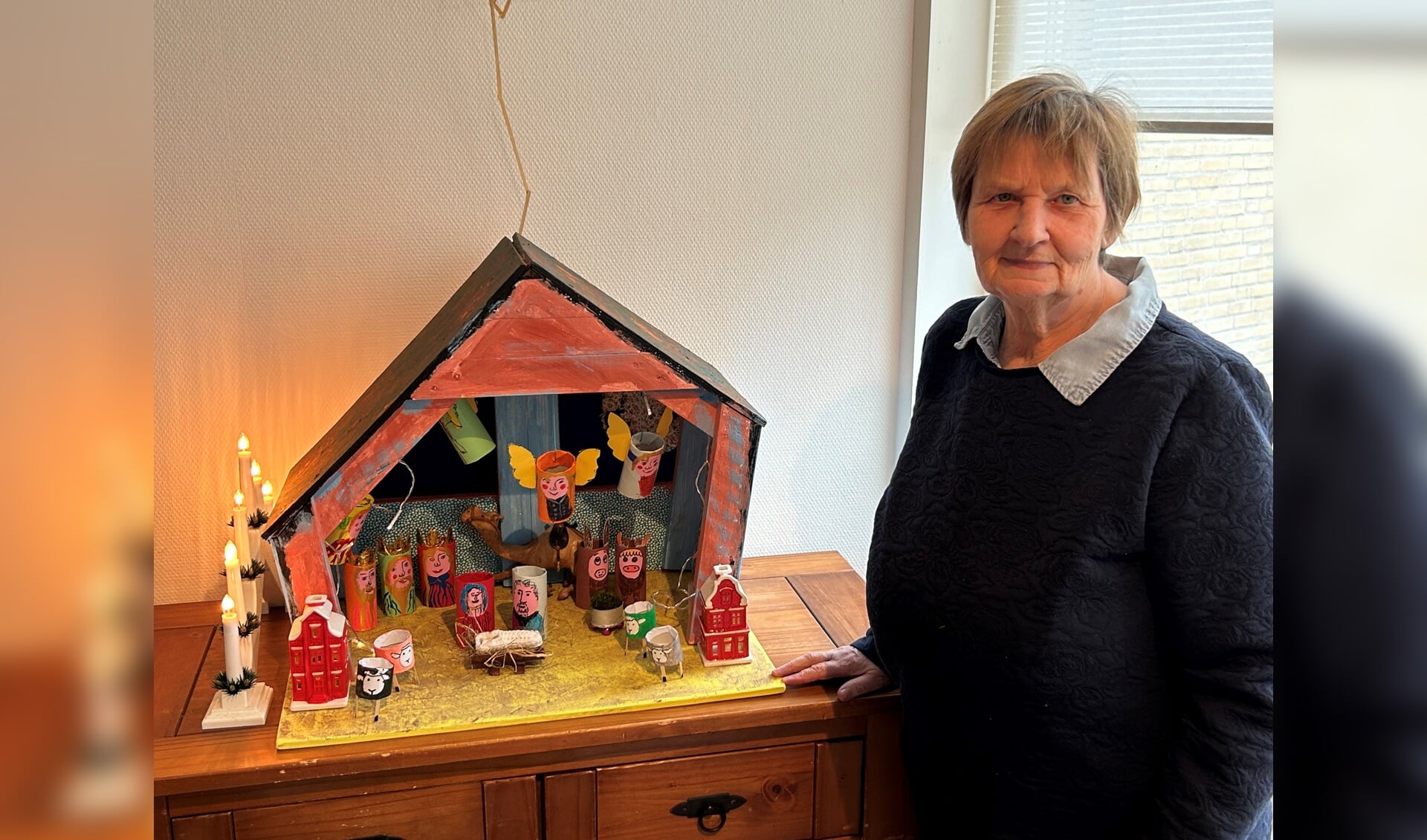 Yvonne Jak is trots op de kerststal die zij samen met medebewoners heeft gemaakt.
