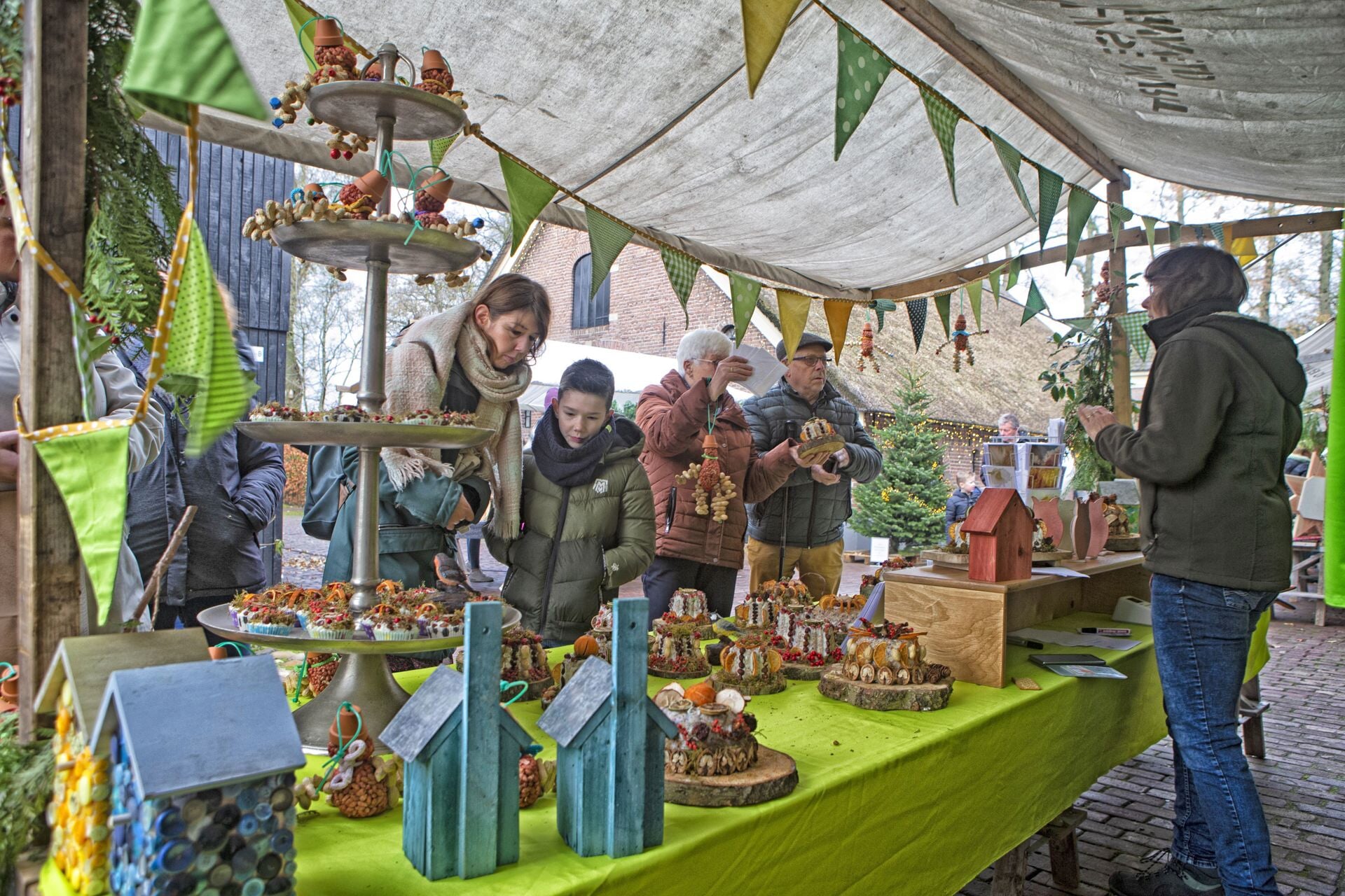 Regenachtige, maar sfeervolle kerstmarkt Het Schaffelaar Erf