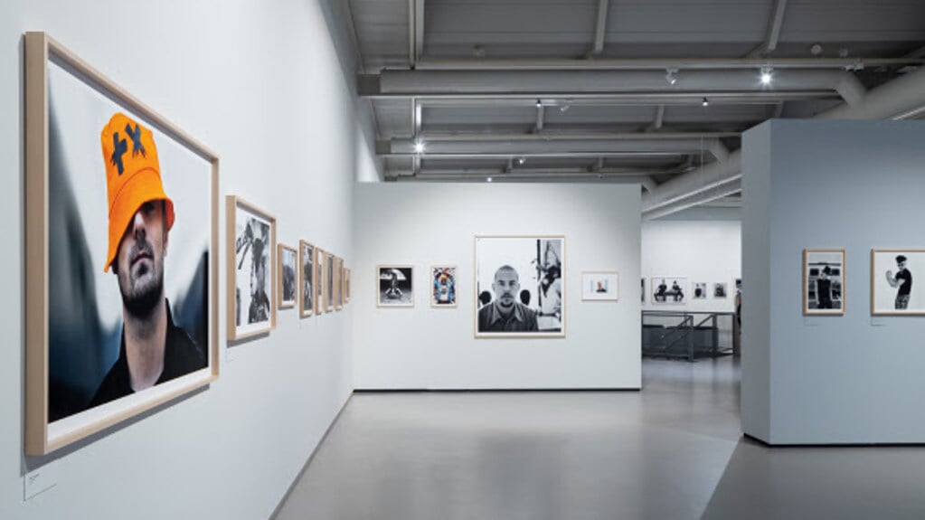 Het portret met Martin Garrix (links op de foto) werd speciaal voor de tentoonstelling in Amstelveen door Anton Corbijn gemaakt.