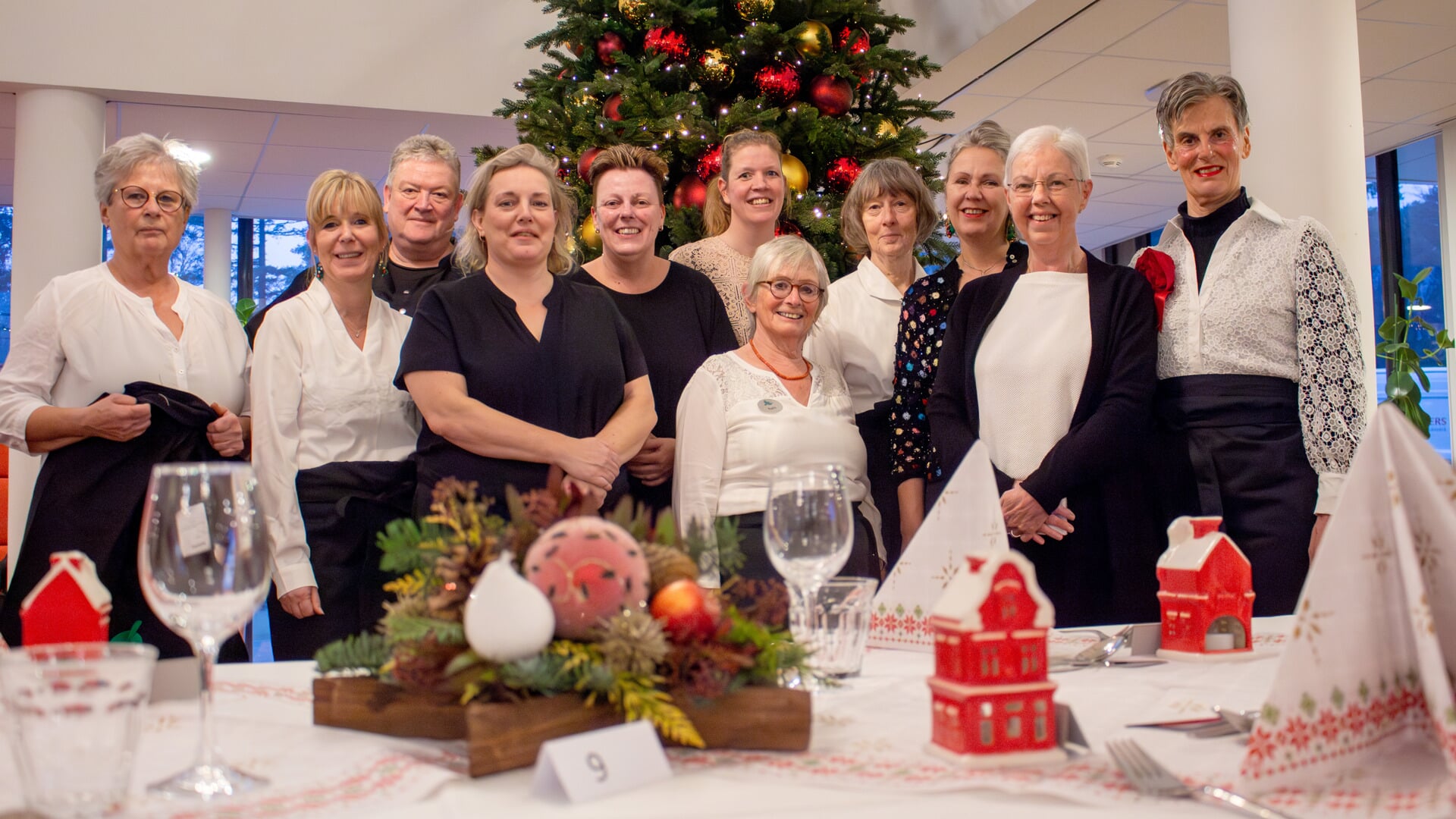 Medewerkers en vrijwilligers van Bovenwegen zijn klaar voor het eerste kerstdiner voor iedereen sinds jaren.