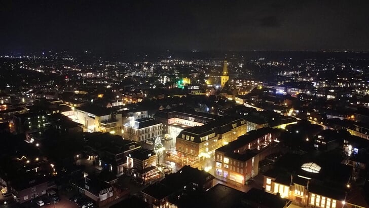 Barneveld-Centrum by Night, met in het midden het Gemeentehuis, en op de achtergrond de Oude Kerk.