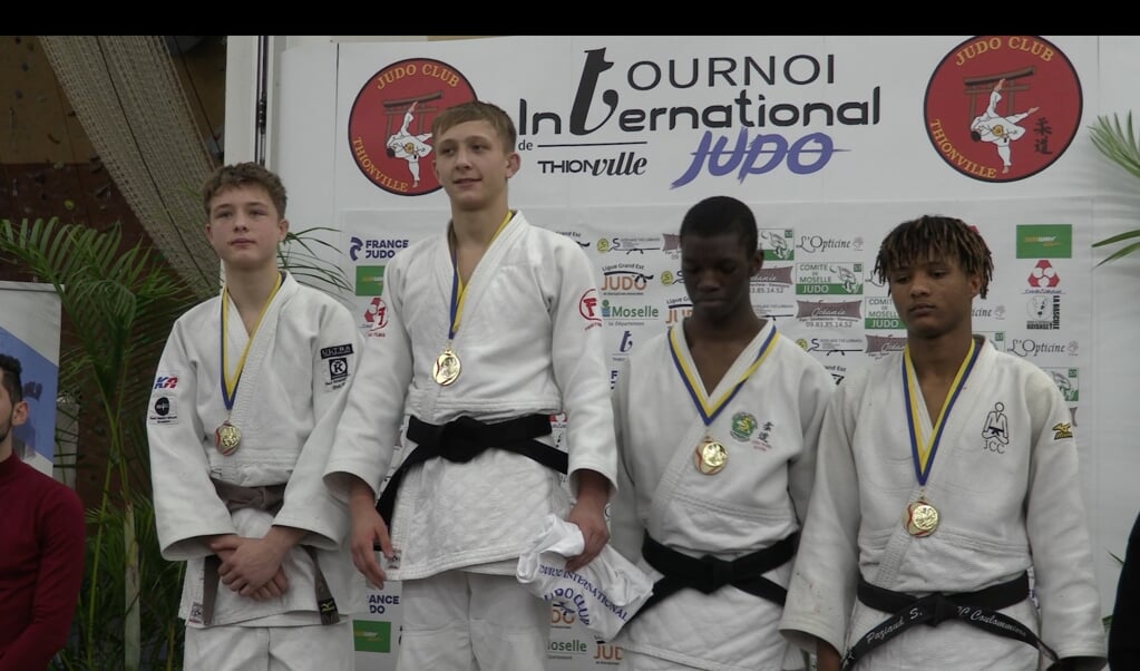 Judoka Inno Loeber links op de foto, zilver in Thionville