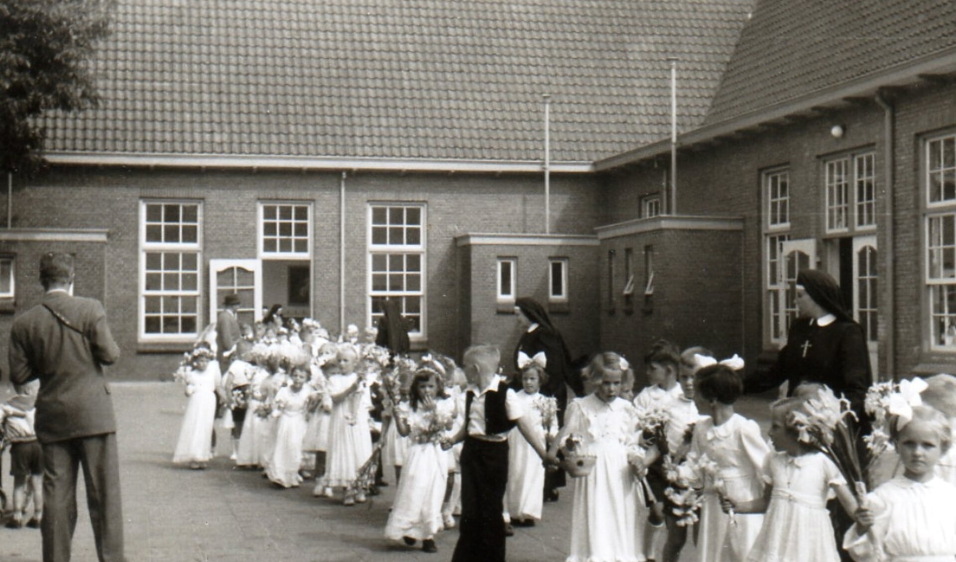 Nonnen van de ‘Zusters van Onze Lieve Vrouw van Amersfoort’ verzorgden het onderwijs op School op de Berg. 