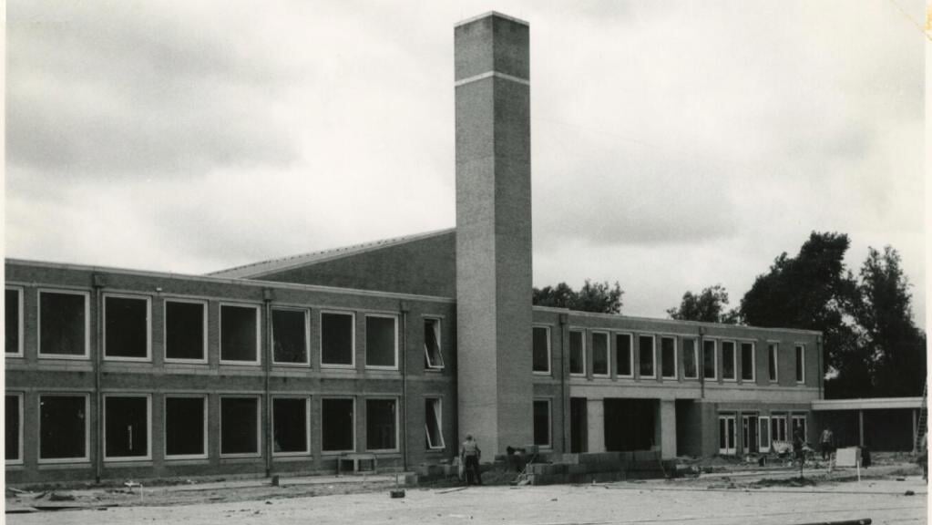 De bouw van het Keizer Karel College in 1968.
