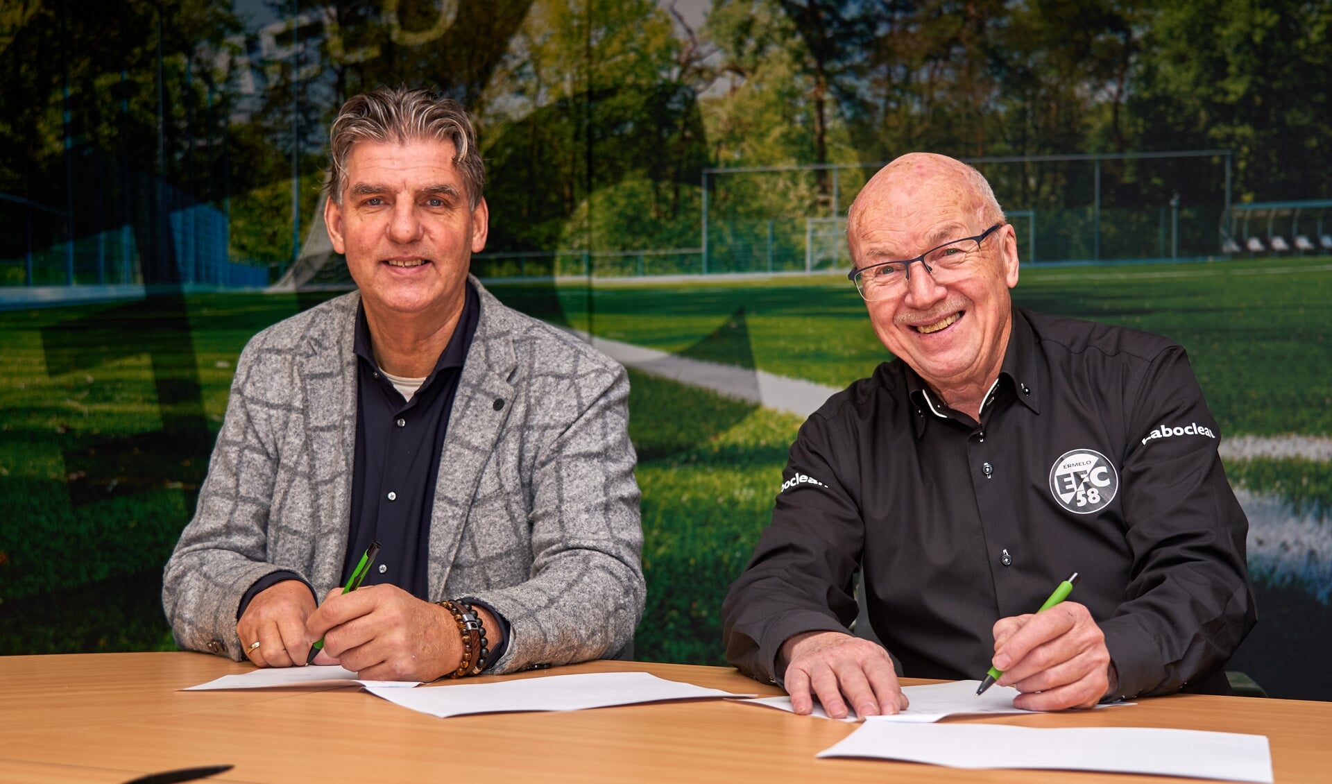 Ermeloër Jaap de Vries tekende samen met interim-voorzitter Jan Peet van EFC’58 een contract voor het seizoen 2023-2024.